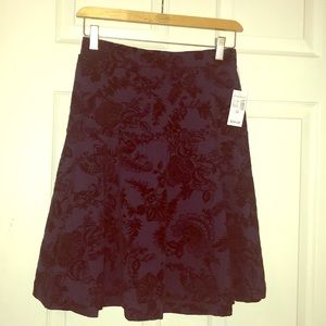 Flared velvet stamped skirt.